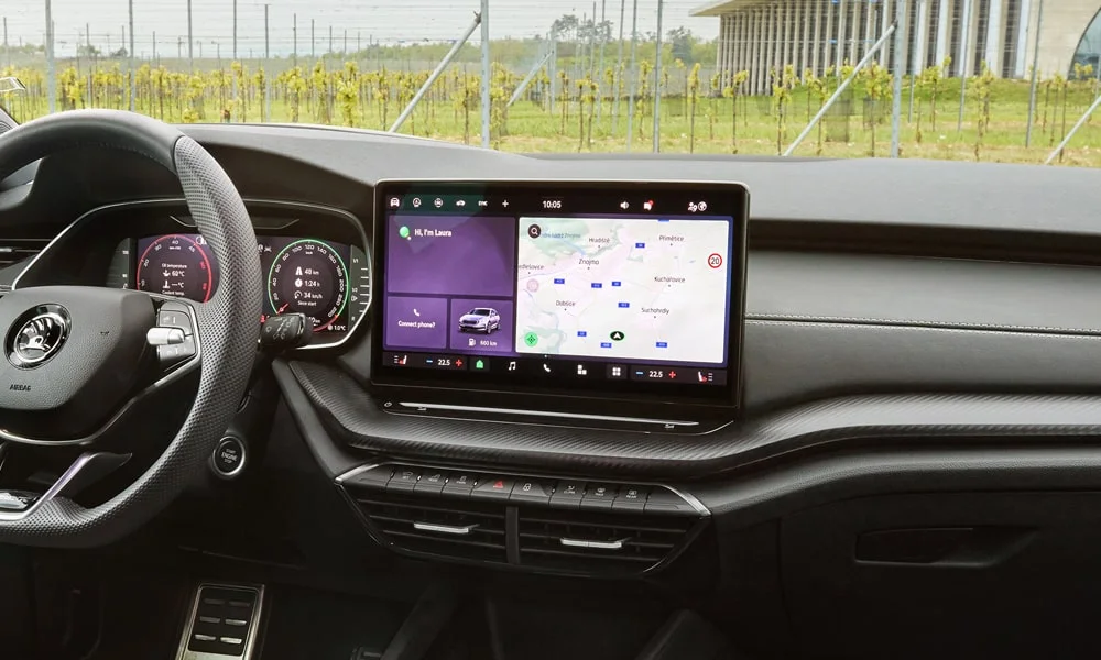 Фото Skoda Octavia Combi (2024) — экран мультимедиа. Интерфейс медиасистемы крупным планом. Быстрота отклика интерфейса важнее диагонали — оцените её на тест-драйве Skoda Octavia Combi (2024) — экран мультимедиа
