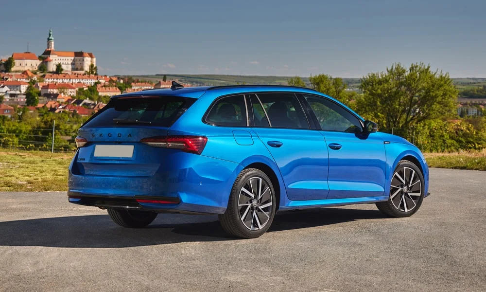 Фото Skoda Octavia Combi (2024) — вид сзади, фото 6. Синий кузов сзади — фонари и бампер определяют ночной образ модели. Насадки выхлопа или их имитация внизу бампера различают версии Skoda Octavia Combi (2024) — вид сзади, фото 6