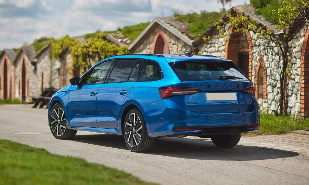 Фото Skoda Octavia Combi (2024) — вид сзади, фото 7. Корма в синем цвете: графика фонарей и пластика пятой двери Skoda Octavia Combi (2024) — вид сзади, фото 7