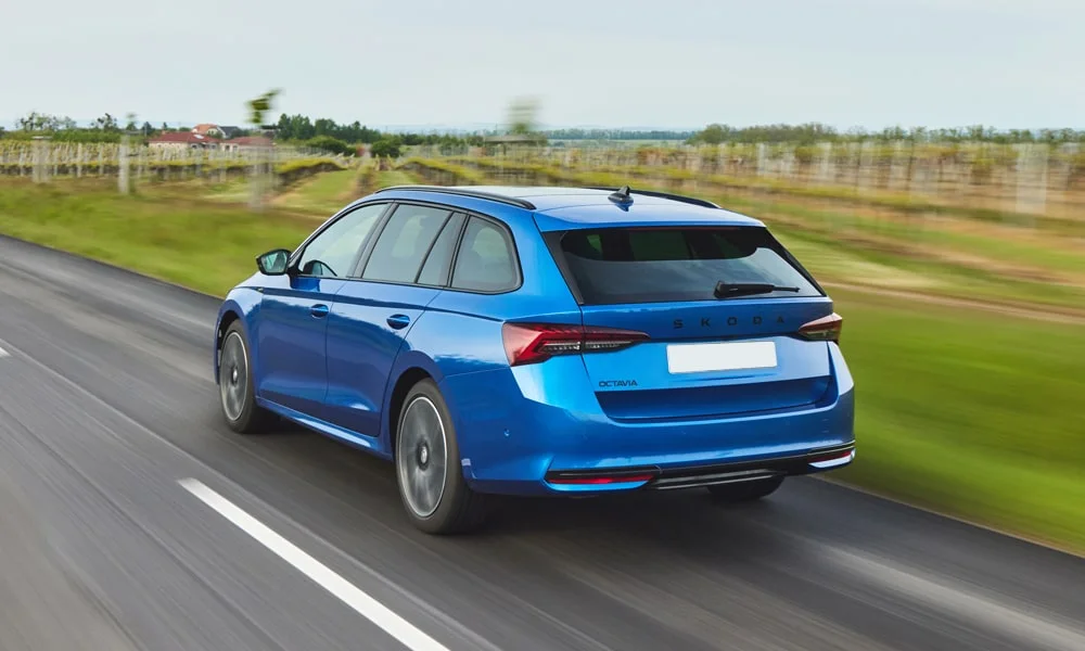 Фото Skoda Octavia Combi (2024) — вид сзади, фото 8. Синий кузов сзади — фонари и бампер определяют ночной образ модели Skoda Octavia Combi (2024) — вид сзади, фото 8