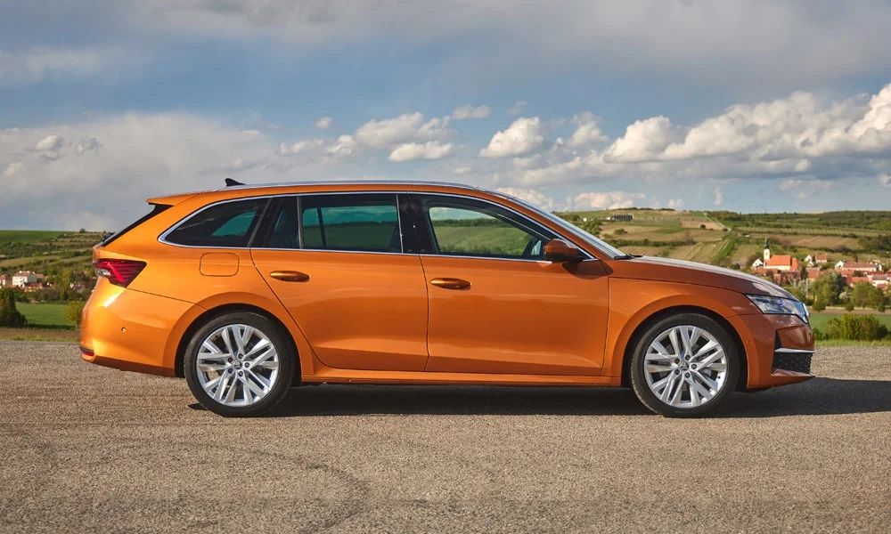 Skoda Octavia Combi (2024) — вид сбоку