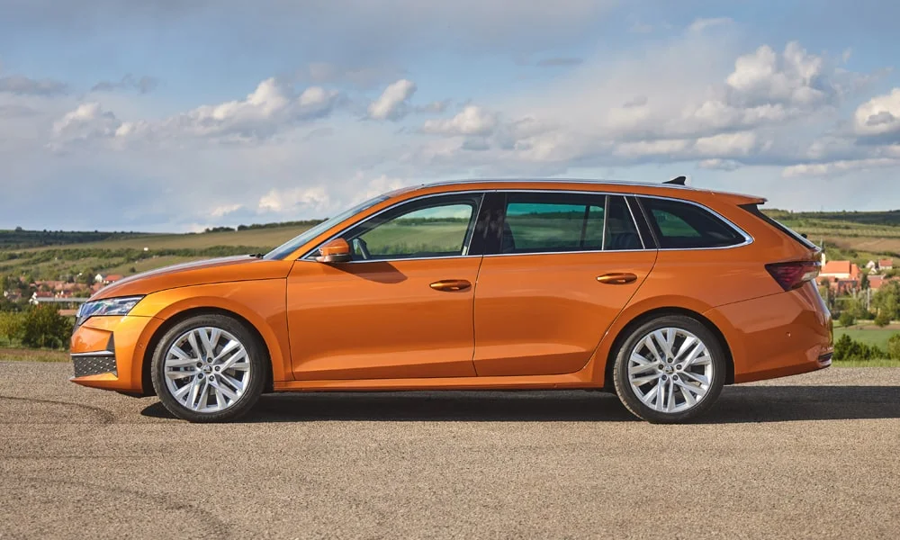 Skoda Octavia Combi (2024) — вид сбоку, фото 2