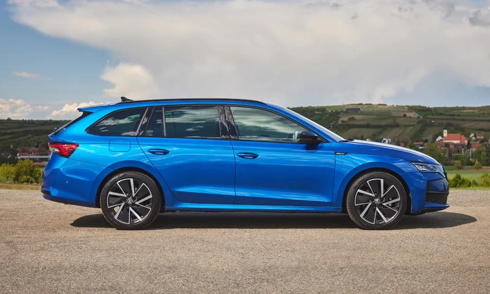 Фото Skoda Octavia Combi (2024) — вид сбоку, фото 5. Профиль кузова: колёсная база, свесы и линия остекления. Длинная база — простор второго ряда; короткие свесы упрощают парковку Skoda Octavia Combi (2024) — вид сбоку, фото 5