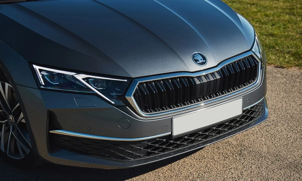 Фото Skoda Octavia (2024) — вид спереди, фото 4. Передок в сером исполнении — крупная светотехника и выразительный бампер Skoda Octavia (2024) — вид спереди, фото 4