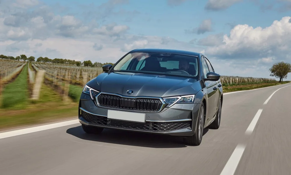 Фото Skoda Octavia (2024) — вид спереди, фото 6. Анфас: пропорции капота, посадка кузова и графика ходовых огней. Дневные ходовые огни включаются автоматически с запуском Skoda Octavia (2024) — вид спереди, фото 6