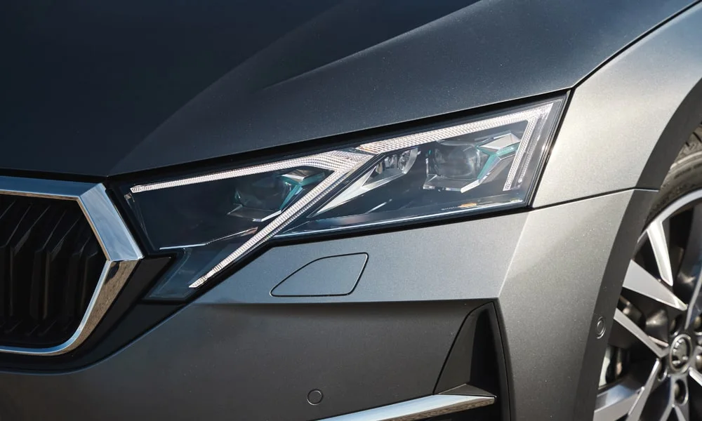 Фото Skoda Octavia (2024) — передняя оптика. Линзы и секции ходовых огней крупным планом Skoda Octavia (2024) — передняя оптика