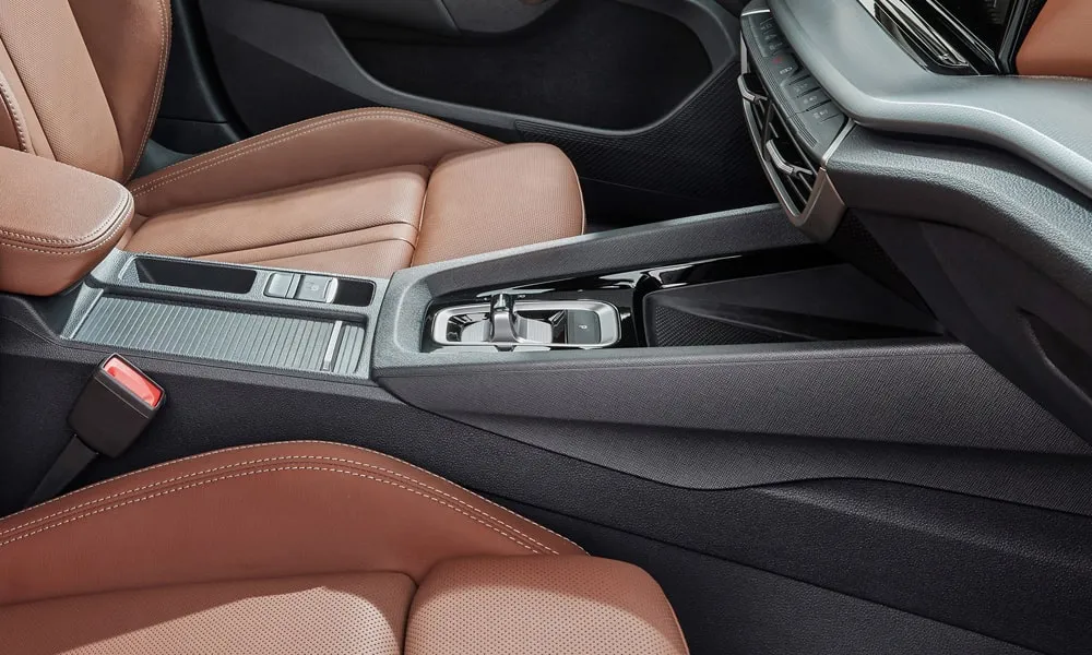 Фото Skoda Octavia (2024) — интерьер, фото 2. Общий план салона: архитектура панели, консоль и кресла Skoda Octavia (2024) — интерьер, фото 2
