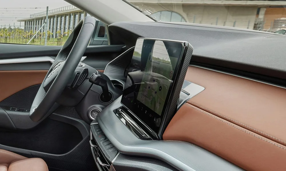 Фото Skoda Octavia (2024) — интерьер, фото 3. Общий план салона: архитектура панели, консоль и кресла. Светлая гамма зрительно расширяет салон, тёмная — практичнее в уходе Skoda Octavia (2024) — интерьер, фото 3