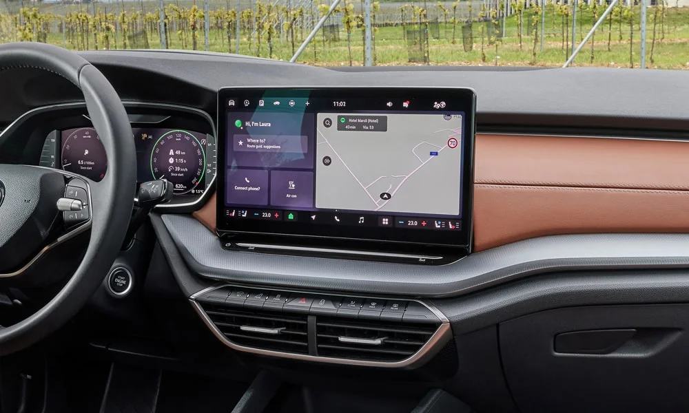 Фото Skoda Octavia (2024) — экран мультимедиа. Интерфейс медиасистемы крупным планом. Поддержка смартфонов и обновления «по воздуху» — ключевые вопросы к медиасистеме; наличие русификации уточняйте у дилера Skoda Octavia (2024) — экран мультимедиа