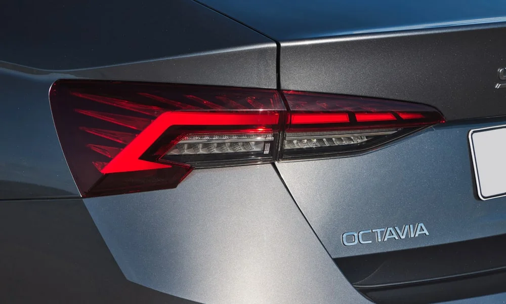 Фото Skoda Octavia (2024) — вид сзади, фото 4. Линия крыши, стойки и задняя дверь в сером исполнении. Светодиодная полоса или раздельные секции — задняя оптика стала главным украшением кормы Skoda Octavia (2024) — вид сзади, фото 4