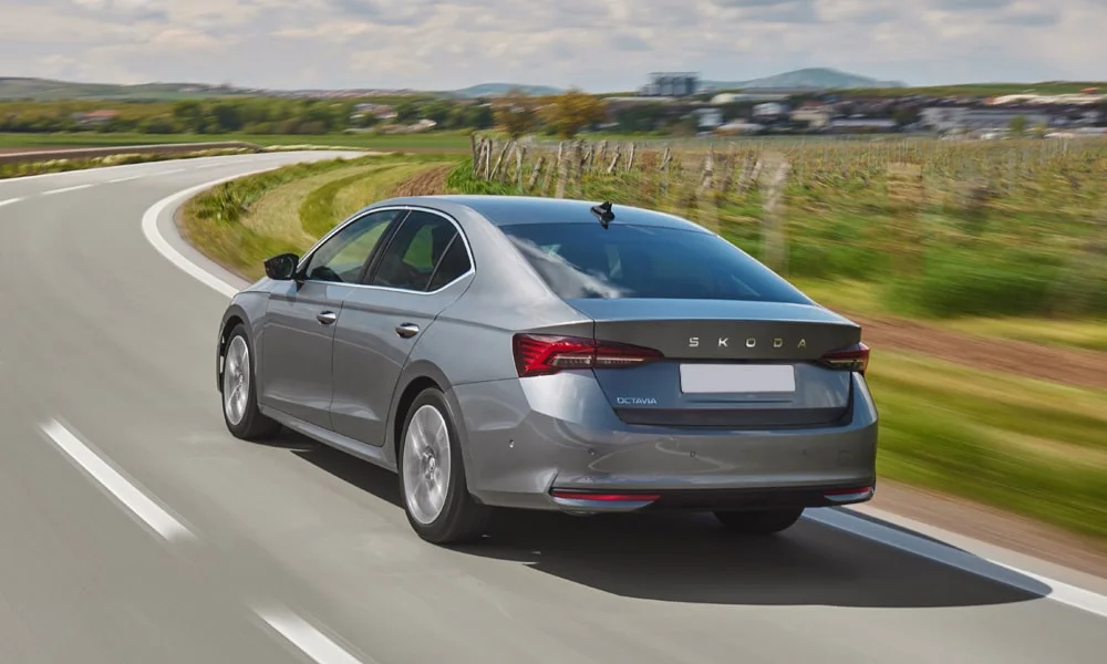 Фото Skoda Octavia (2024) — вид сзади, фото 5. Линия крыши, стойки и задняя дверь в сером исполнении. Насадки выхлопа или их имитация внизу бампера различают версии Skoda Octavia (2024) — вид сзади, фото 5