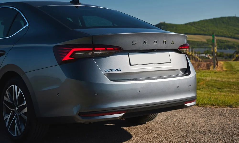 Фото Skoda Octavia (2024) — вид сзади, фото 9. Графика фонарей, бампер и оформление пятой двери Skoda Octavia (2024) — вид сзади, фото 9