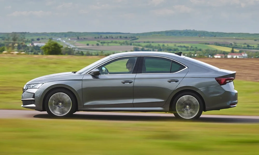 Фото Skoda Octavia (2024) — вид сбоку, фото 3. Профиль кузова: колёсная база, свесы и линия остекления. Хромированные или чёрные молдинги окон отличают комплектации Skoda Octavia (2024) — вид сбоку, фото 3