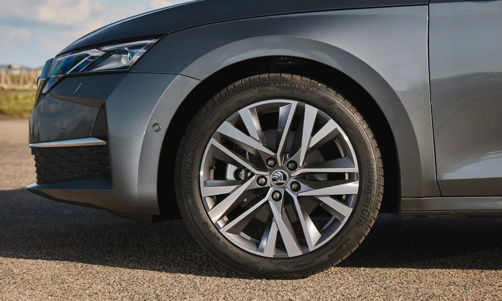 Фото Skoda Octavia (2024) — колесо и диск. Дизайн спиц и профиль резины крупным планом. Рекомендованные размеры шин и давление — на табличке в проёме водительской двери Skoda Octavia (2024) — колесо и диск
