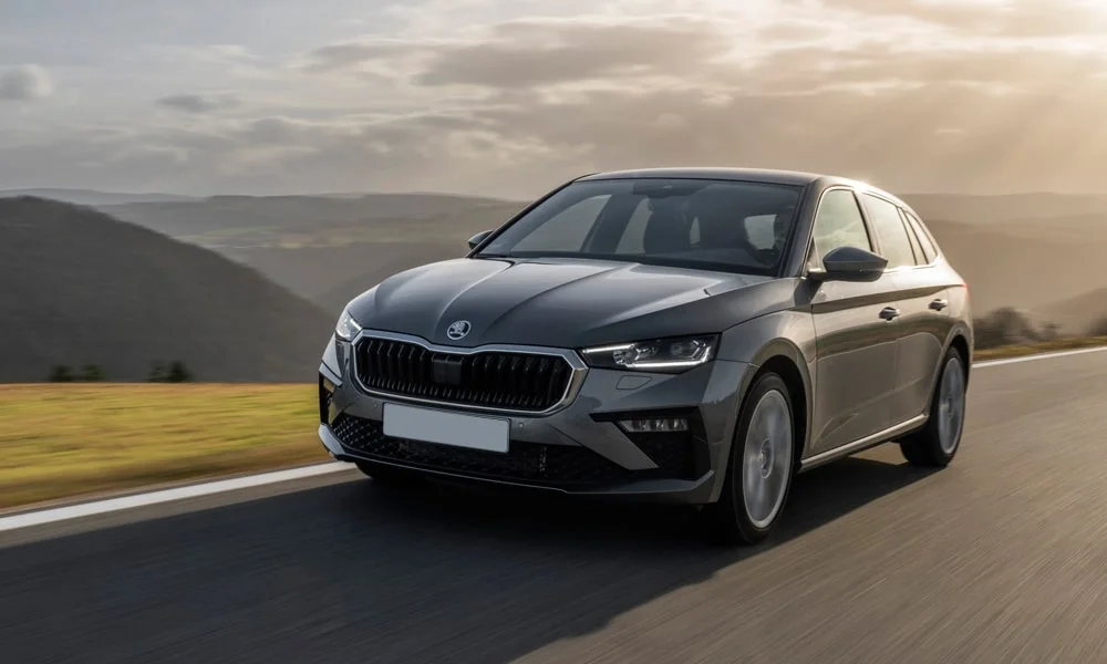 Фото Skoda Scala (2024) — вид спереди, фото 5. Оптика, решётка и бампер — первое впечатление о модели. Дневные ходовые огни включаются автоматически с запуском Skoda Scala (2024) — вид спереди, фото 5