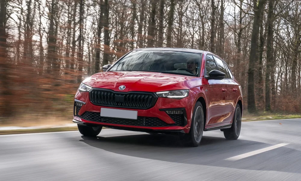 Фото Skoda Scala (2024) — вид спереди, фото 7. Красный кузов, строгая симметрия оптики — базовый ракурс знакомства с дизайном Skoda Scala (2024) — вид спереди, фото 7