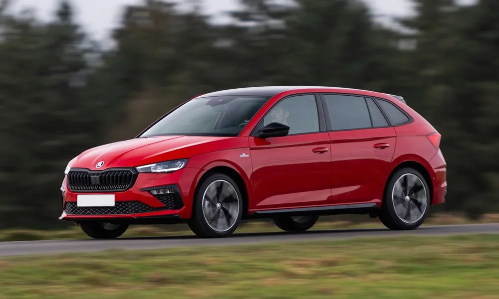 Фото Skoda Scala (2024) — вид спереди, фото 9. Передок в красном исполнении — крупная светотехника и выразительный бампер. Рисунок ходовых огней — подпись модели, по нему её узнают в потоке Skoda Scala (2024) — вид спереди, фото 9