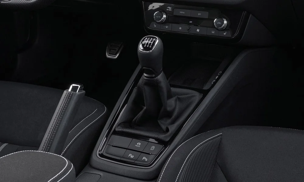 Фото Skoda Scala (2024) — селектор коробки передач. Управление коробкой: компактный селектор освобождает место на тоннеле. Автохолд удерживает машину на светофоре без ноги на тормозе Skoda Scala (2024) — селектор коробки передач