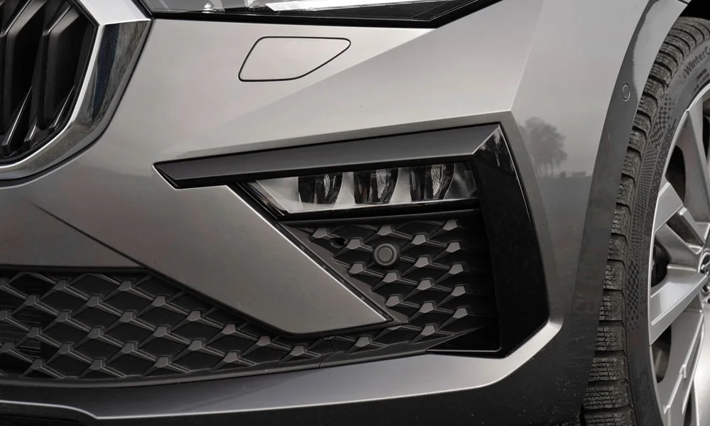 Фото Skoda Scala (2024) — решётка радиатора. Рисунок решётки: сетка, ламели или глухая панель у электроверсий. Активные жалюзи за решёткой закрываются на трассе ради аэродинамики — есть у ряда моделей Skoda Scala (2024) — решётка радиатора
