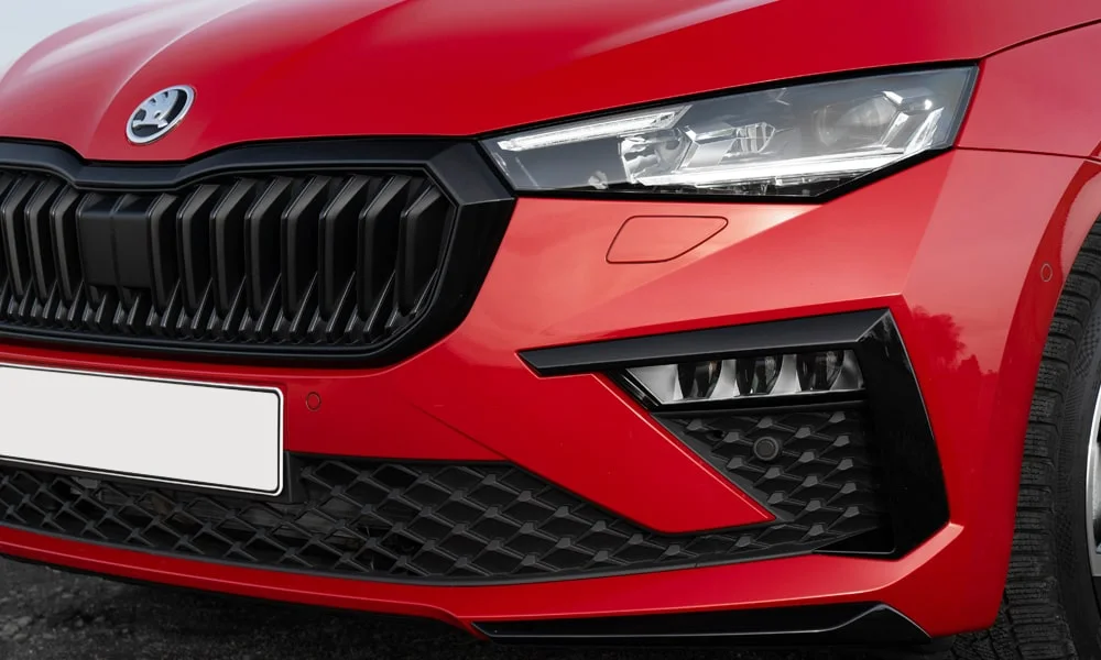 Фото Skoda Scala (2024) — решётка радиатора, фото 2. Фирменный рисунок облицовки — визитная карточка марки Skoda Scala (2024) — решётка радиатора, фото 2