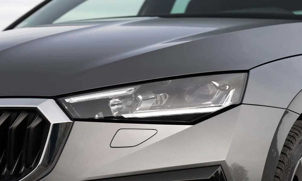 Фото Skoda Scala (2024) — передняя оптика. Линзы и секции ходовых огней крупным планом. Светодиодная оптика служит весь срок жизни машины без замены ламп Skoda Scala (2024) — передняя оптика