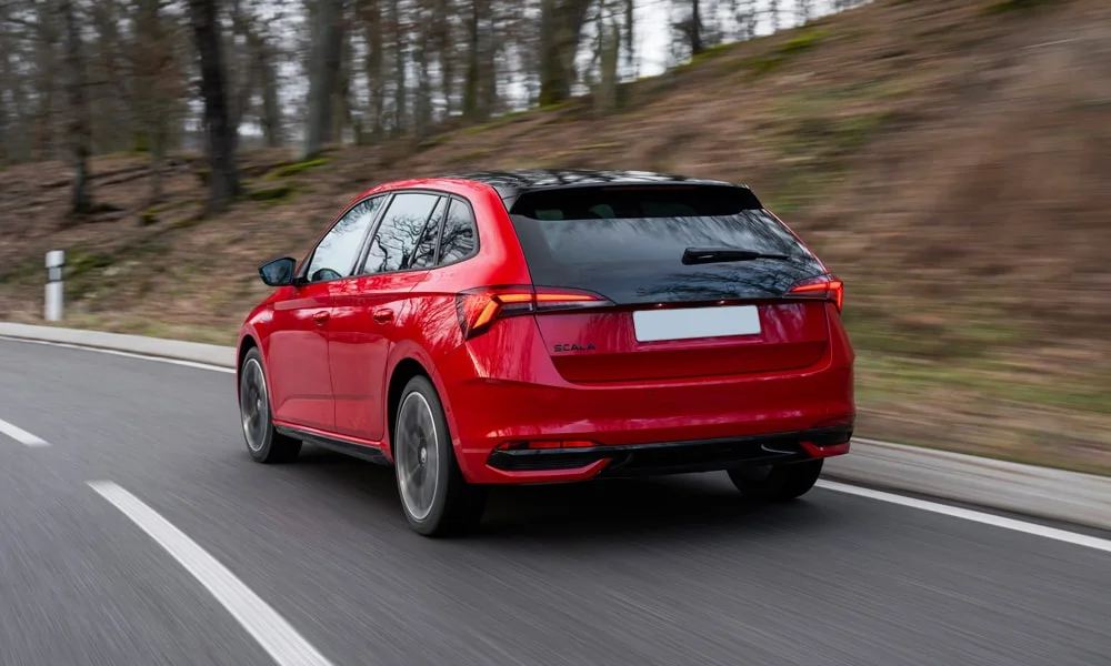 Фото Skoda Scala (2024) — вид сзади, фото 4. Корма в красном цвете: графика фонарей и пластика пятой двери Skoda Scala (2024) — вид сзади, фото 4