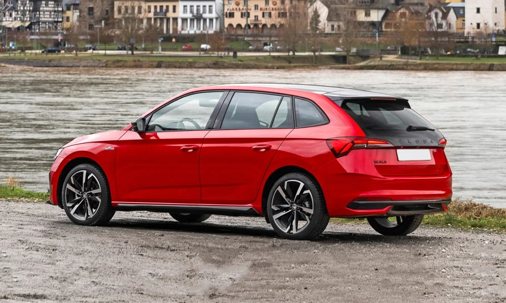 Фото Skoda Scala (2024) — вид сзади, фото 5. Графика фонарей, бампер и оформление пятой двери. Насадки выхлопа или их имитация внизу бампера различают версии Skoda Scala (2024) — вид сзади, фото 5