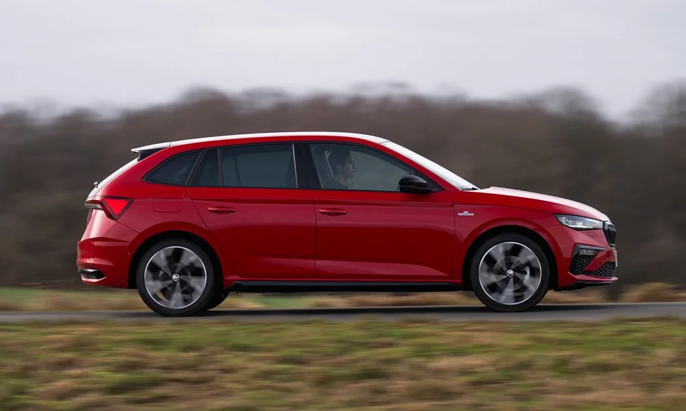 Фото Skoda Scala (2024) — вид сбоку. Профиль кузова: колёсная база, свесы и линия остекления Skoda Scala (2024) — вид сбоку