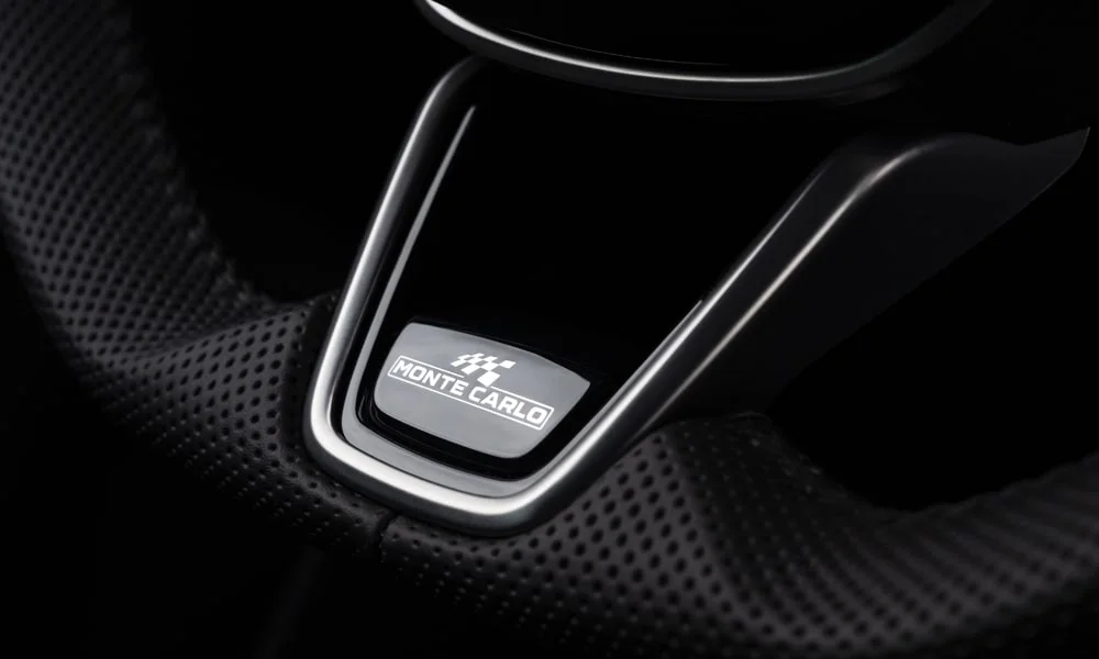 Фото Skoda Scala (2024) — руль, фото 2. Штурвал-йок вместо классического руля — авангардное решение. Правильная посадка: руки на «9 и 3», приборы читаются поверх обода Skoda Scala (2024) — руль, фото 2