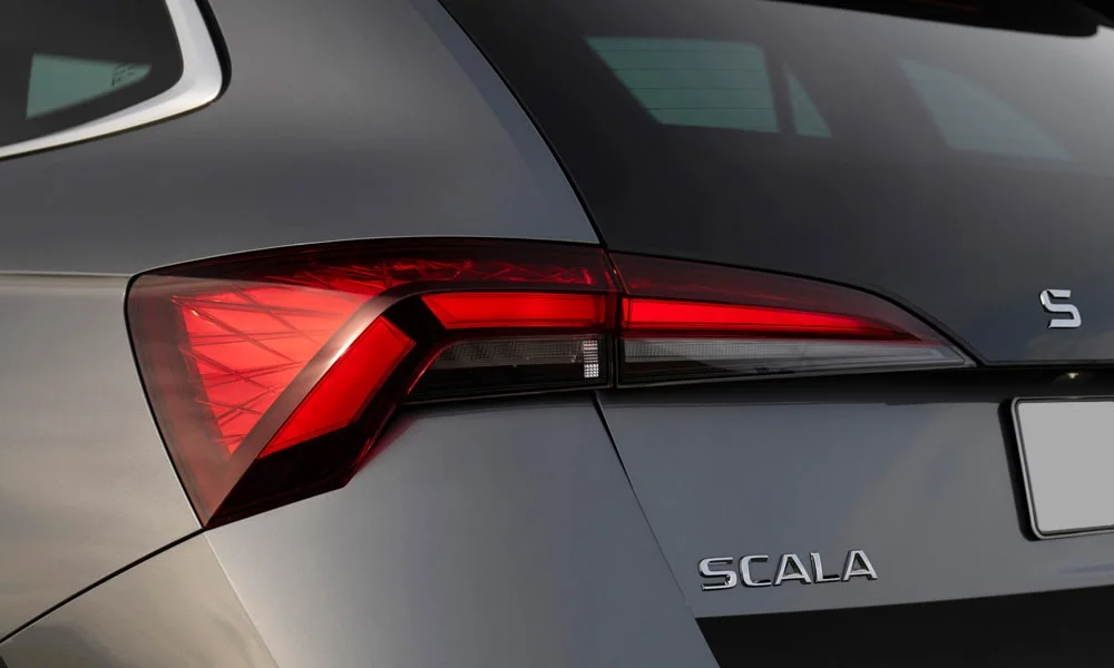Фото Skoda Scala (2024) — задние фонари. Рассеиватель фонаря вблизи: компоновка секций габарита, стопа и поворотника. Динамические поворотники с бегущей индикацией встречаются в старших комплектациях Skoda Scala (2024) — задние фонари