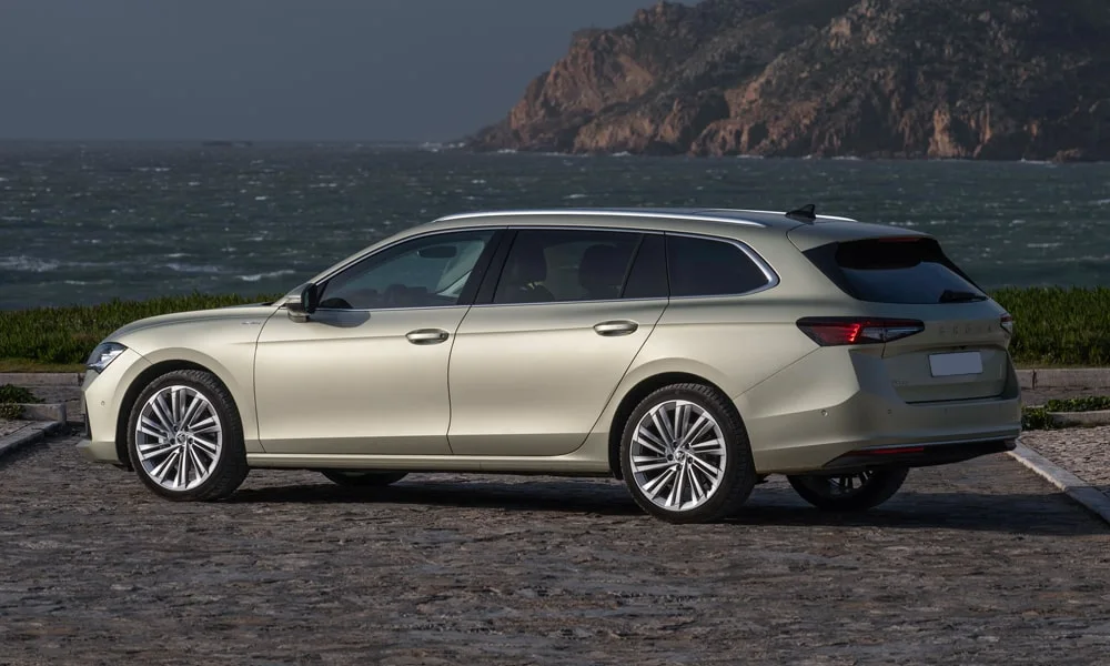 Skoda Superb Combi (2024) — вид сзади, фото 2