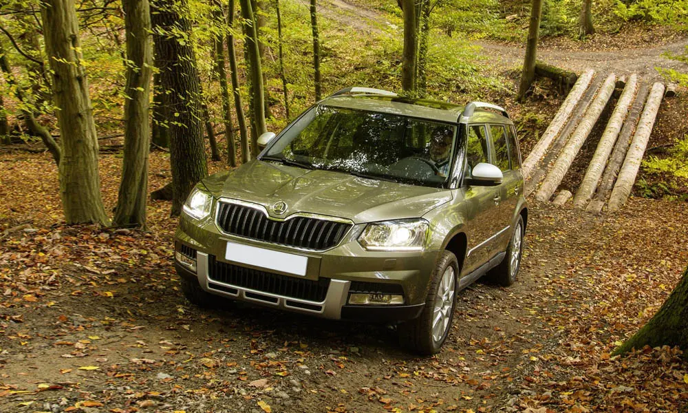 Фото Skoda Yeti — вид спереди, фото 5. Анфас: пропорции капота, посадка кузова и графика ходовых огней. Дневные ходовые огни включаются автоматически с запуском Skoda Yeti — вид спереди, фото 5