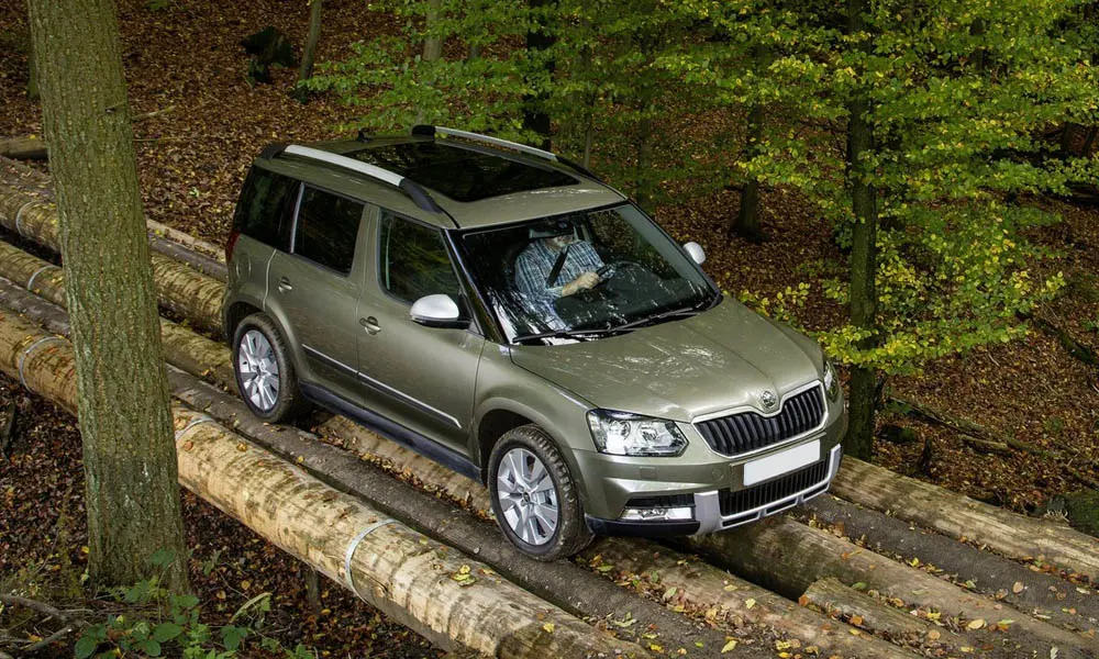 Фото Skoda Yeti — вид спереди, фото 6. Анфас: пропорции капота, посадка кузова и графика ходовых огней. Рисунок ходовых огней — подпись модели, по нему её узнают в потоке Skoda Yeti — вид спереди, фото 6