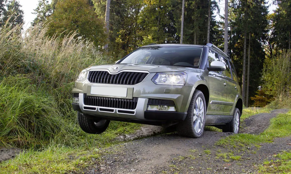 Фото Skoda Yeti — вид спереди, фото 7. Оптика, решётка и бампер — первое впечатление о модели. Рисунок ходовых огней — подпись модели, по нему её узнают в потоке Skoda Yeti — вид спереди, фото 7