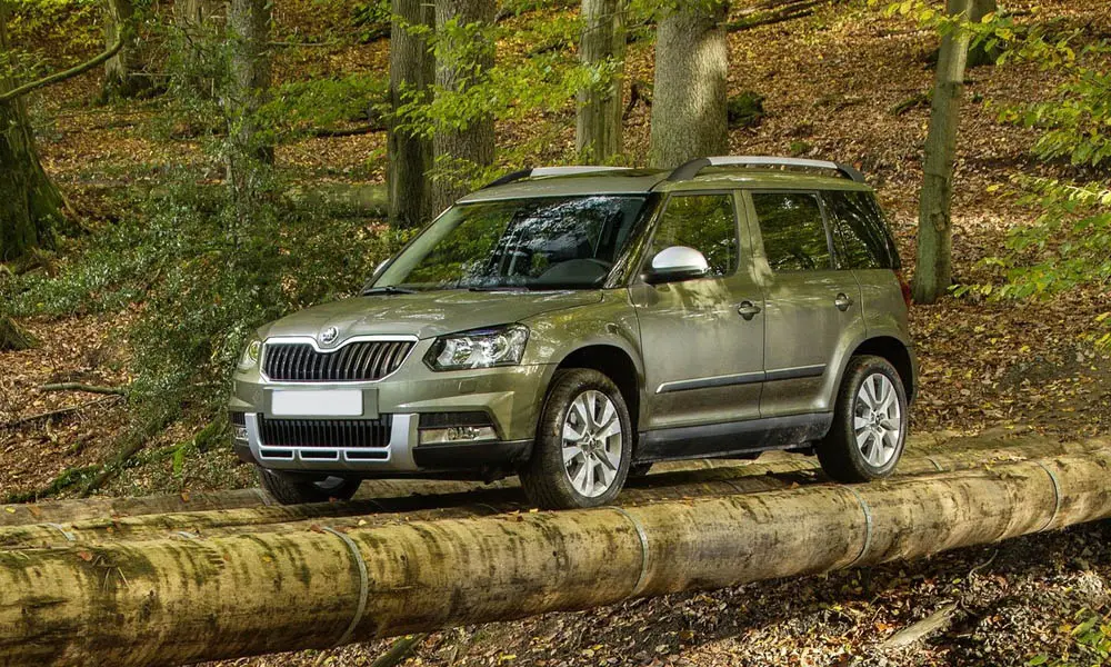 Фото Skoda Yeti — вид спереди, фото 8. Оптика, решётка и бампер — первое впечатление о модели. Рисунок ходовых огней — подпись модели, по нему её узнают в потоке Skoda Yeti — вид спереди, фото 8