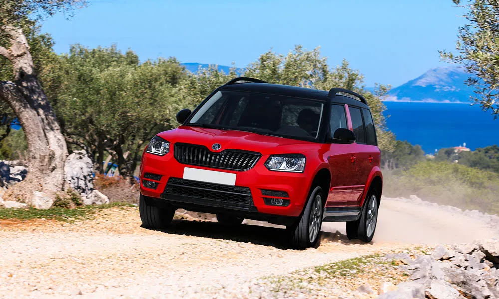 Фото Skoda Yeti — вид спереди, фото 10. Красный кузов, строгая симметрия оптики — базовый ракурс знакомства с дизайном. Рисунок ходовых огней — подпись модели, по нему её узнают в потоке Skoda Yeti — вид спереди, фото 10