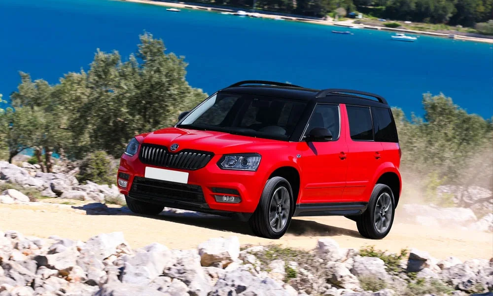 Фото Skoda Yeti — вид спереди, фото 11. Красный кузов, строгая симметрия оптики — базовый ракурс знакомства с дизайном. Дневные ходовые огни включаются автоматически с запуском Skoda Yeti — вид спереди, фото 11