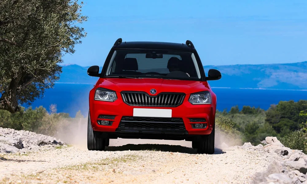 Фото Skoda Yeti — вид спереди, фото 12. Анфас: пропорции капота, посадка кузова и графика ходовых огней Skoda Yeti — вид спереди, фото 12