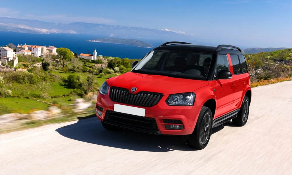 Фото Skoda Yeti — вид спереди, фото 14. Передок в красном исполнении — крупная светотехника и выразительный бампер. Рисунок ходовых огней — подпись модели, по нему её узнают в потоке Skoda Yeti — вид спереди, фото 14