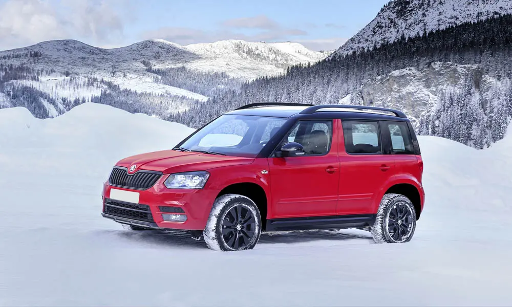 Фото Skoda Yeti — вид спереди, фото 15. Кузов в красном цвете: рисунок оптики и решётки задаёт узнаваемое «лицо» модели. Рисунок ходовых огней — подпись модели, по нему её узнают в потоке Skoda Yeti — вид спереди, фото 15