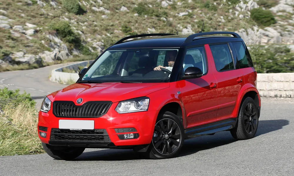 Фото Skoda Yeti — вид спереди, фото 16. Передок в красном исполнении — крупная светотехника и выразительный бампер. Дневные ходовые огни включаются автоматически с запуском Skoda Yeti — вид спереди, фото 16