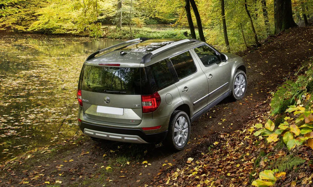 Фото Skoda Yeti — вид сзади, фото 3. Графика фонарей, бампер и оформление пятой двери. Насадки выхлопа или их имитация внизу бампера различают версии Skoda Yeti — вид сзади, фото 3