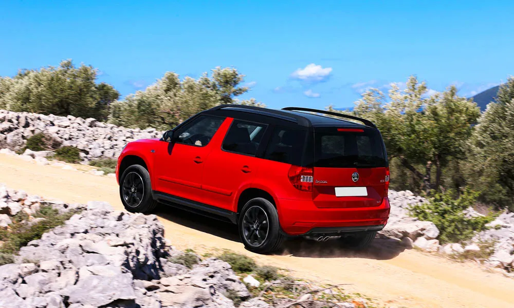 Фото Skoda Yeti — вид сзади, фото 6. Красный кузов сзади — фонари и бампер определяют ночной образ модели Skoda Yeti — вид сзади, фото 6