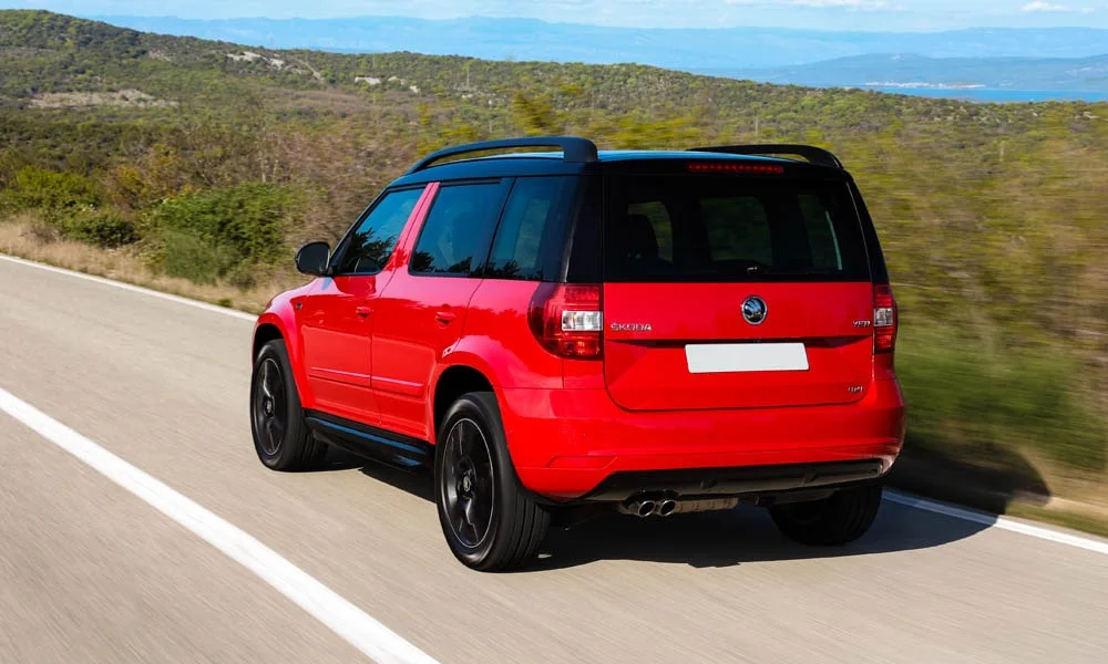 Фото Skoda Yeti — вид сзади, фото 7. Графика фонарей, бампер и оформление пятой двери. Насадки выхлопа или их имитация внизу бампера различают версии Skoda Yeti — вид сзади, фото 7