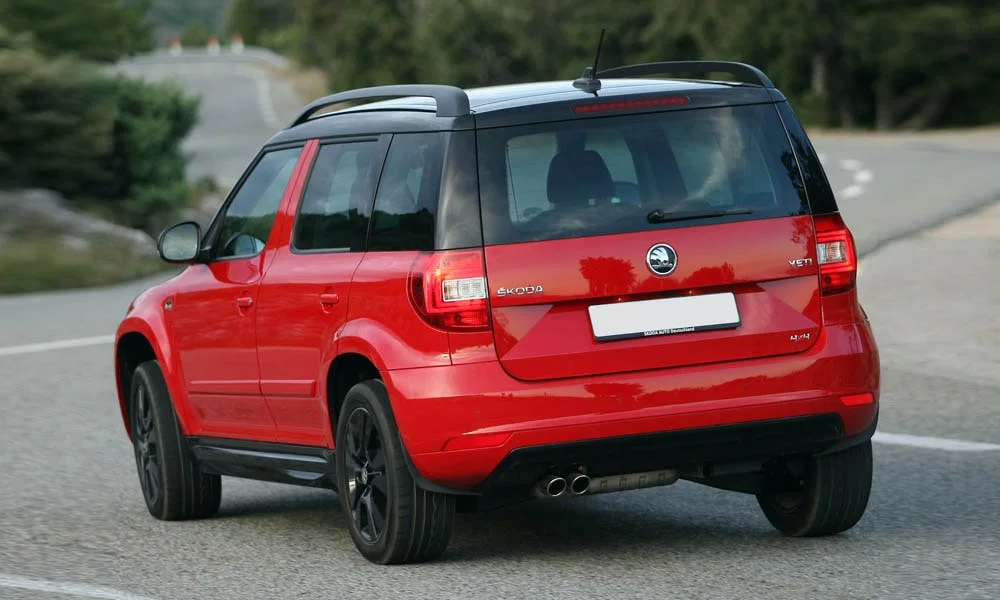 Фото Skoda Yeti — вид сзади, фото 8. Графика фонарей, бампер и оформление пятой двери Skoda Yeti — вид сзади, фото 8