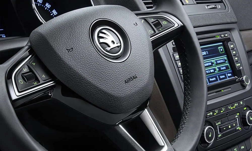 Фото Skoda Yeti — руль, фото 2. Обшивка обода и компоновка спиц крупным планом. Клавиши на спицах управляют медиа, круизом и ассистентами — руки остаются на руле Skoda Yeti — руль, фото 2