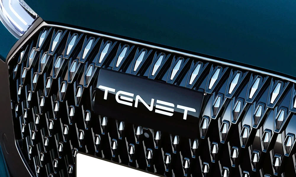 Фото Tenet T7 (2025) — решётка радиатора. Рисунок решётки: сетка, ламели или глухая панель у электроверсий. За решёткой у многих комплектаций стоит радар адаптивного круиз-контроля Tenet T7 (2025) — решётка радиатора