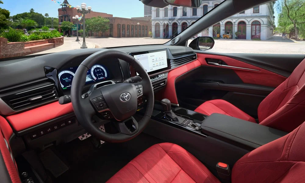 Фото Toyota Camry (2024) — передняя панель. Компоновка экранов, дефлекторов и консоли Toyota Camry (2024) — передняя панель