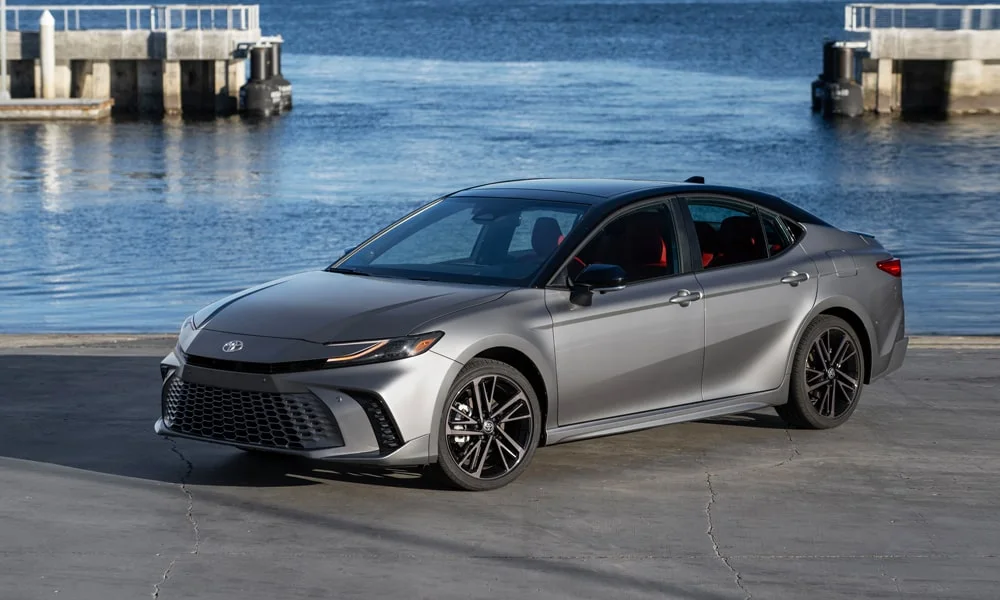 Toyota Camry (2024) — вид спереди, фото 3