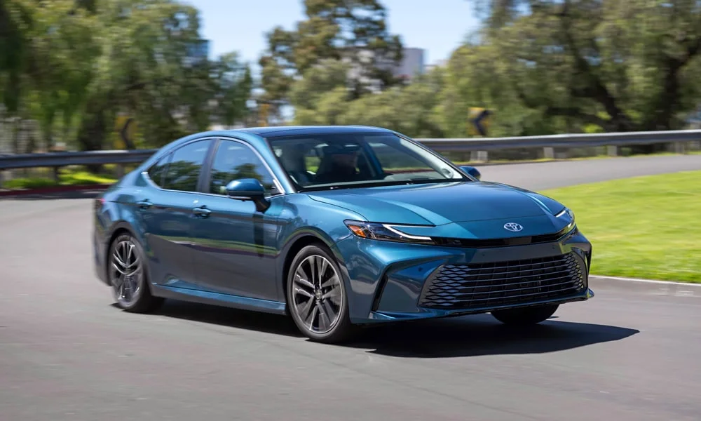 Фото Toyota Camry (2024) — вид спереди, фото 5. Оптика, решётка и бампер — первое впечатление о модели. Рисунок ходовых огней — подпись модели, по нему её узнают в потоке Toyota Camry (2024) — вид спереди, фото 5